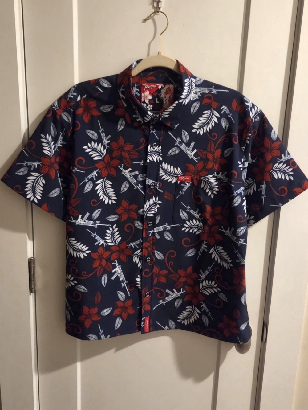 NWOT Retro Rifle Patriotic Hawaiian Shirt Size Large - Red, White, and Blue - Picture 2 of 10